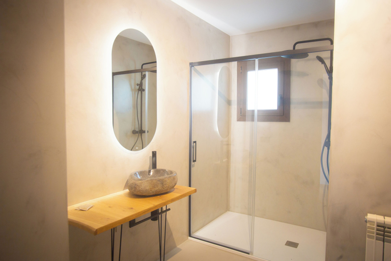 Bathroom 3, L'indret del Pedraforca, Barcelona