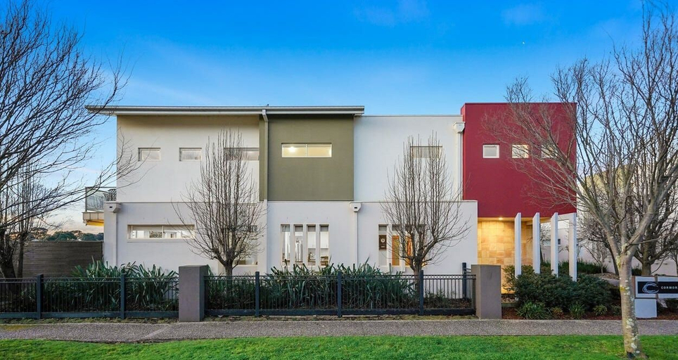 Exterior & Views 2, StayAU Pakenham Townhouse with Lakeview, Cardinia - Pakenham