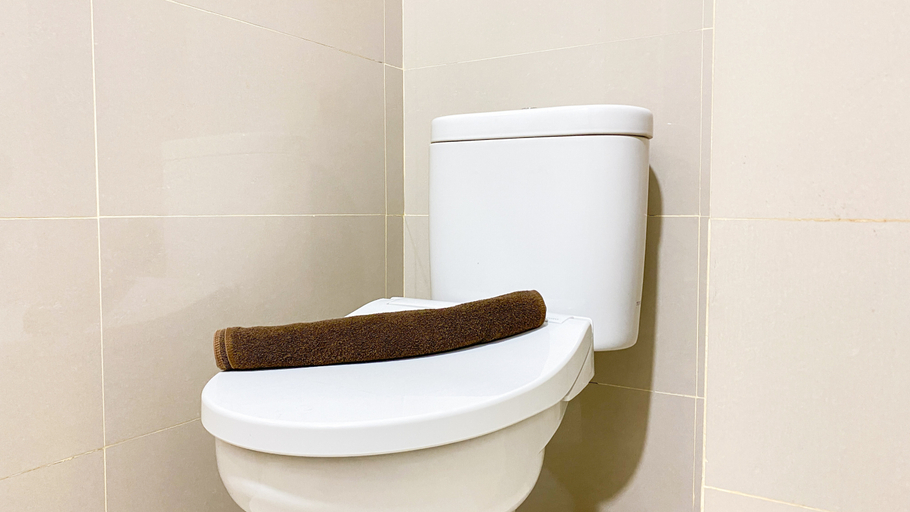 Bathroom 5, Warm and Cozy Living Studio Apartment at B Residence By Travelio, Tangerang Selatan