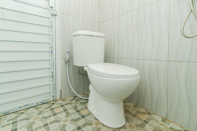 Bathroom 4, Hotel O Fakhira Residence, Cianjur