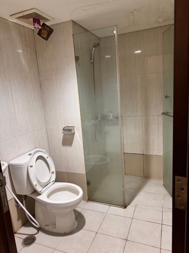 Bathroom, By Bee @ La Grande: Luxe Urban Living, Bandung