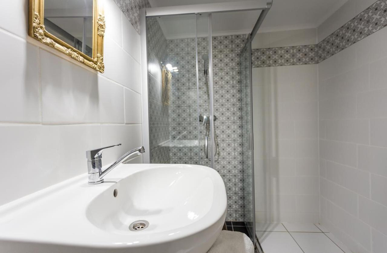 Bathroom, A10 Budapest Center Aparthotel, Budapesti