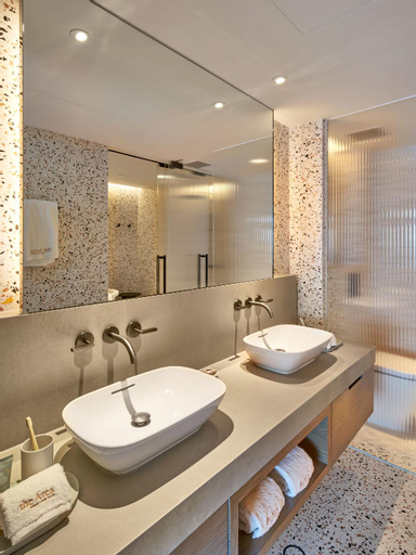 Bathroom 18