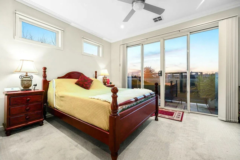 StayAU Pakenham Townhouse with Lakeview, Cardinia - Pakenham