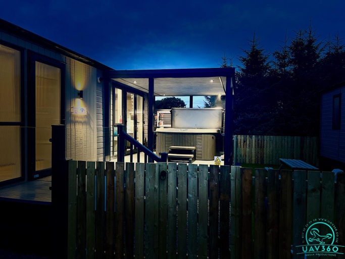 Others 5, Arranview Lochside Pods & Lodges all with private Hot-tubs, East Ayrshire