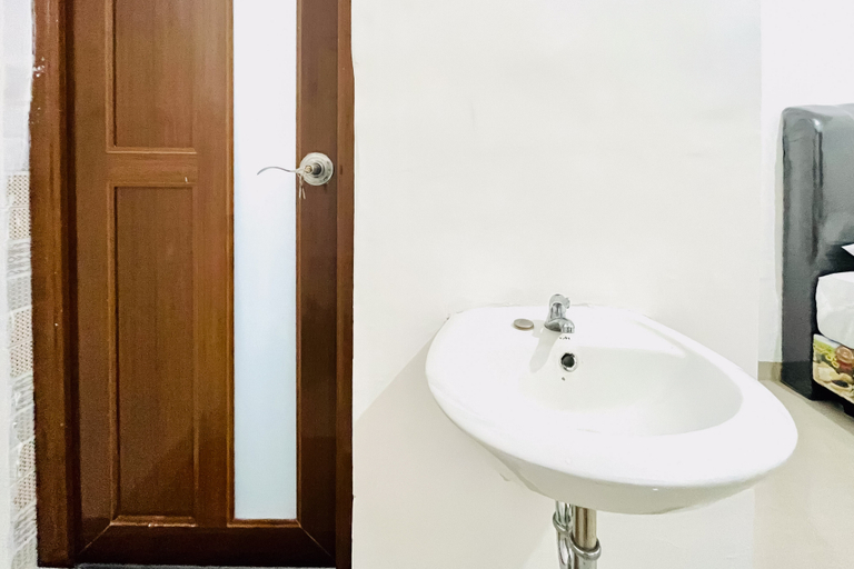 Bathroom 3, RedDoorz @ Orien Guesthouse Pematang Siantar, Pematangsiantar
