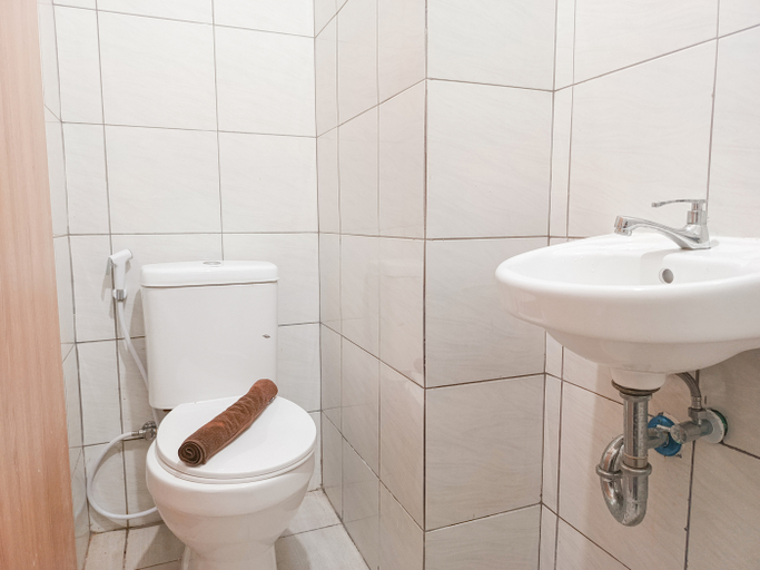Bathroom 5, Compact Abode Studio (No Kitchen) Bandaraya - Tallasa City Makassar Apartment By Travelio, Makassar