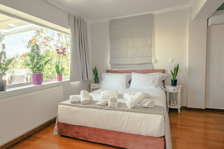 Bedroom 4, Mets Suites, Attica