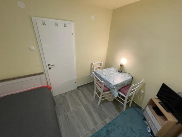 Others 2, Apartman Stela, Nin