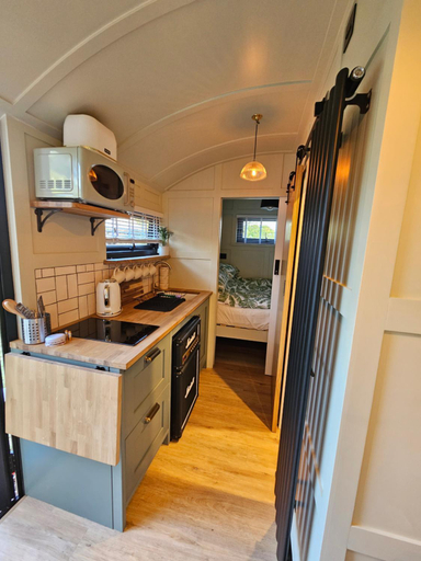 Others 4, Gatwick Hideaway Hut, Surrey