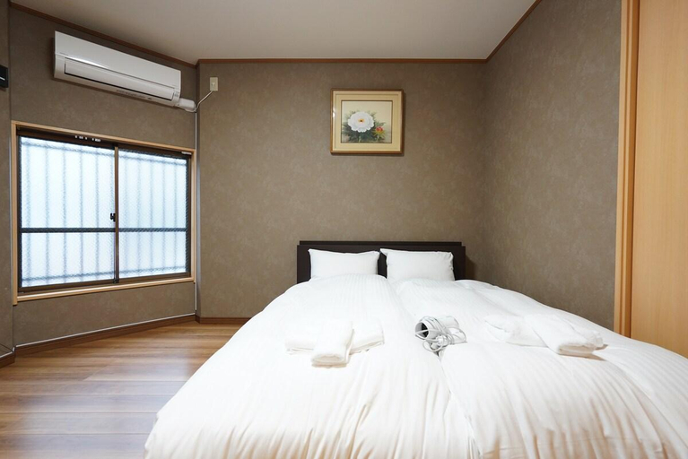 Bedroom 2, A0546/最大9名で泊まれる別荘/日本橋駅徒歩5分/黒門市場に隣接し道頓堀、難波、心斎橋徒歩圏内 , Osaka