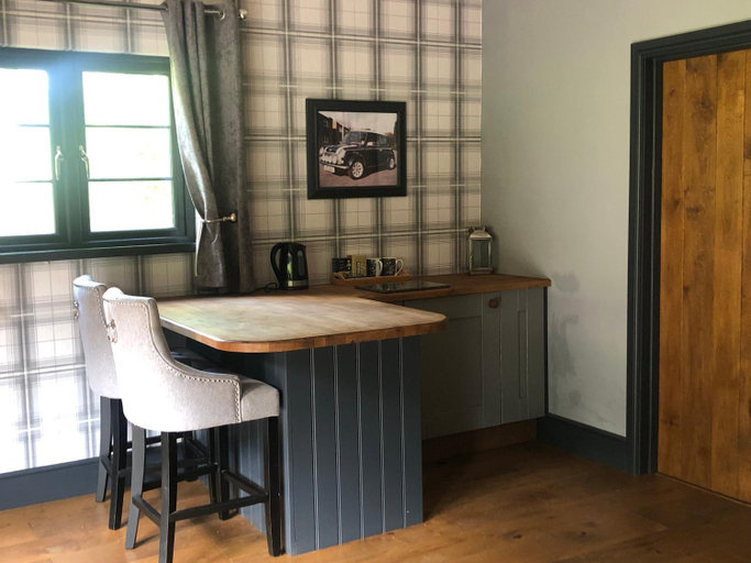 Others 5, Tanners Lodge, Worcestershire