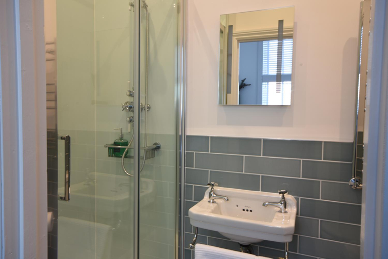 Bathroom 2, The Hop Merchant's House, Worcestershire
