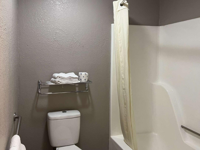 Bathroom 4, American Inn, Putnam