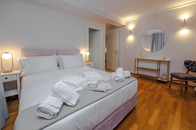 Bedroom 5, Mets Suites, Attica