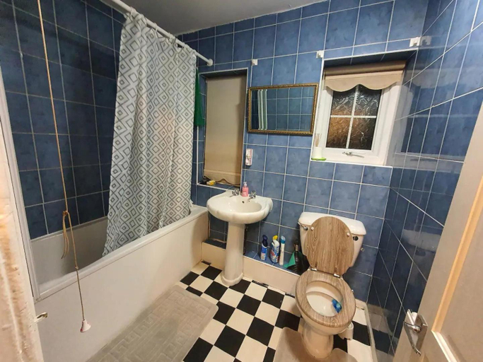 Bathroom 2, Spacious Double Bedroom WA Greater Manchester, Rochdale