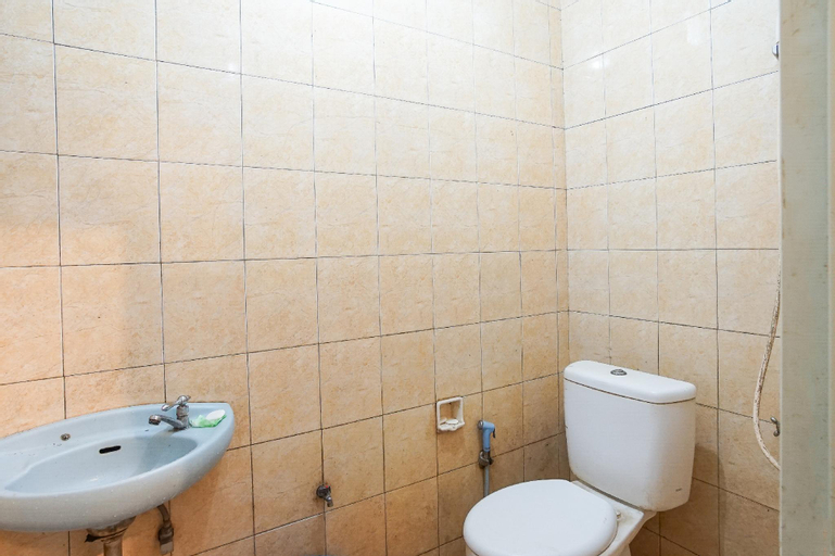 Bathroom 16