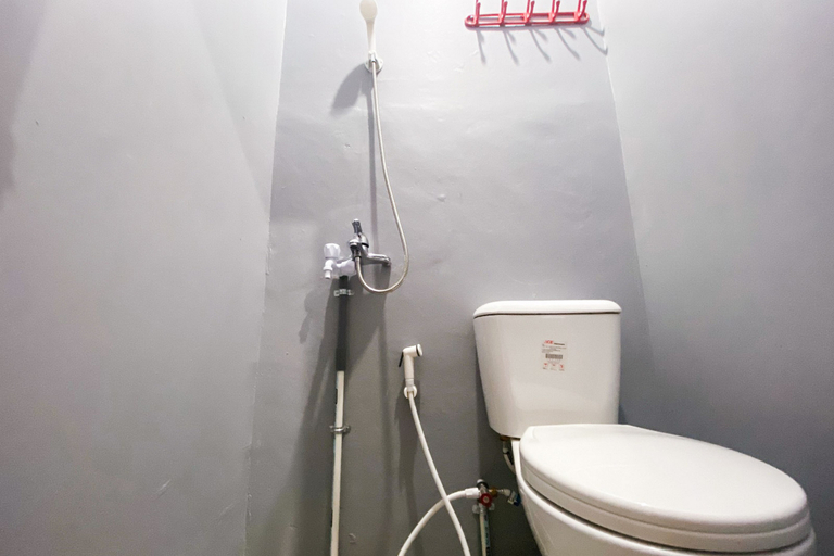 Bathroom 3, RedDoorz near BCS Mall @ Penuin, Batam
