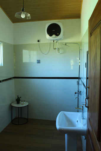 Bathroom 3, Triniton Holiday Villas, Ambagamuwa
