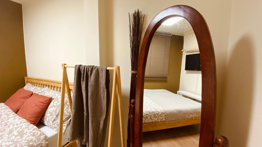 Bedroom 2, Hideout, Jung