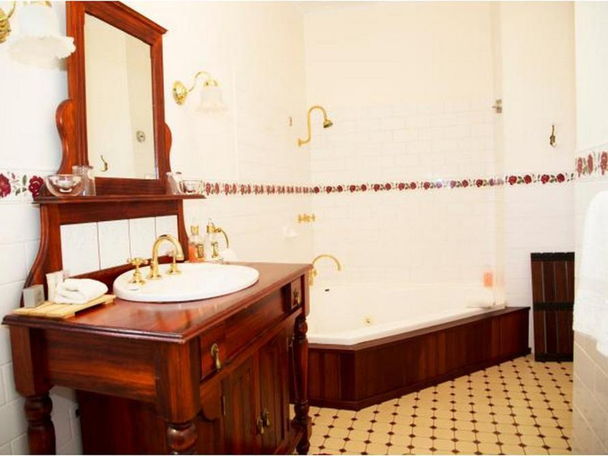 Bathroom 16