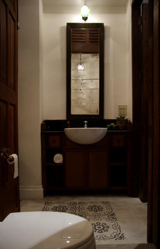 Bathroom, The Bhuthorn Bed and Breakfast, Phra Nakhon
