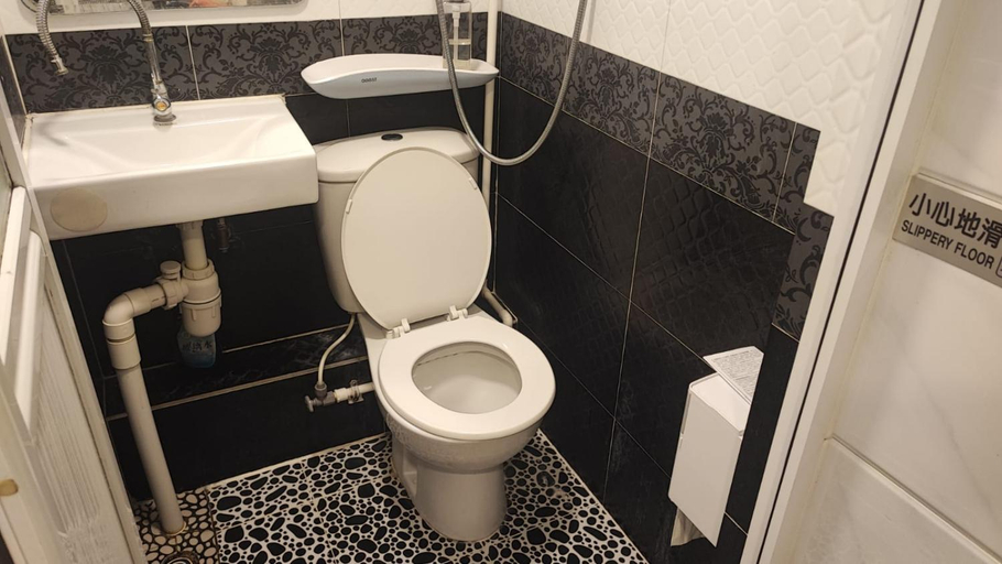 Bathroom 2, Tsim Sha Tsui Inn, Kowloon