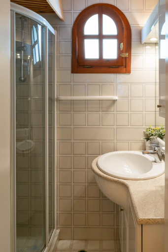 Bathroom 2, The Captain’s Penthouse, Attica