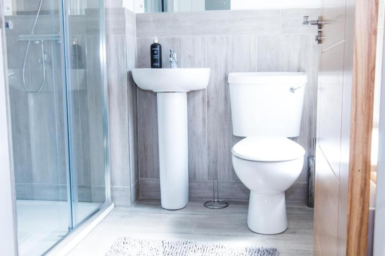 Bathroom, Castle gate lodge, Derry and Strabane