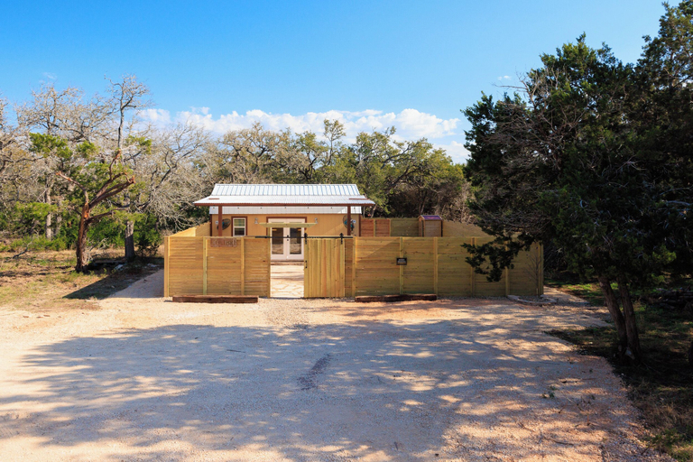 Exterior & Views 2, Romantic Luxury Retreat-hot/cold pool & sauna, Hays