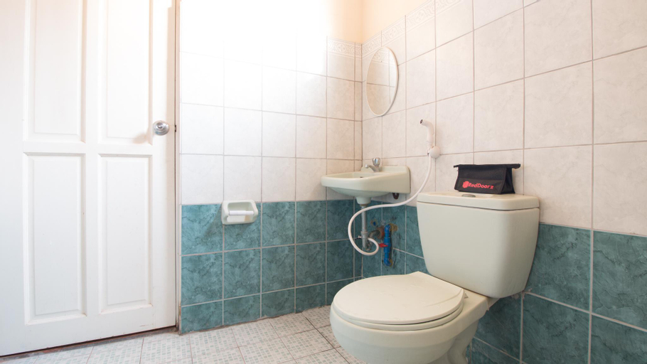 Bathroom 12