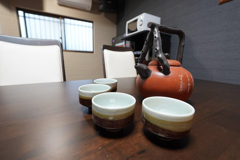 Food & Drinks 5, A0546/最大9名で泊まれる別荘/日本橋駅徒歩5分/黒門市場に隣接し道頓堀、難波、心斎橋徒歩圏内 , Osaka