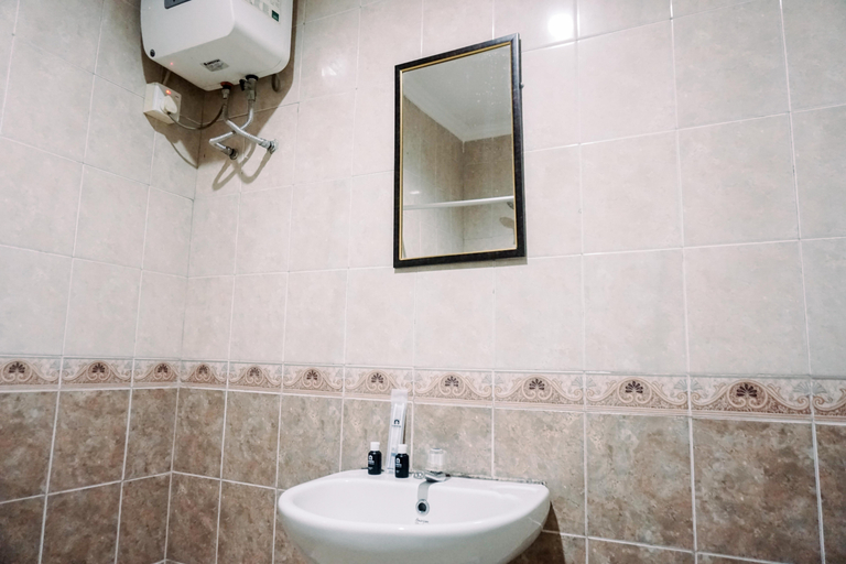 Bathroom 3, Elegant and Comfortable 2BR Puri Garden Apartment By Travelio, West Jakarta
