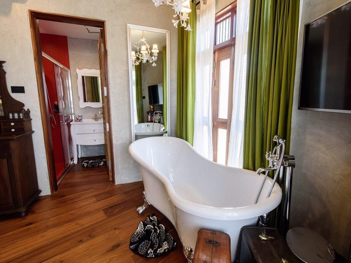 Bathroom 23
