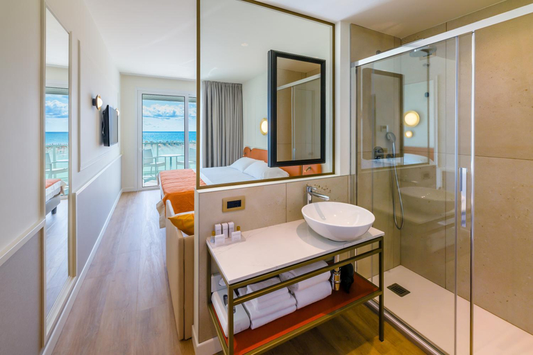 Bathroom 5, Hotel Montecarlo, Venezia