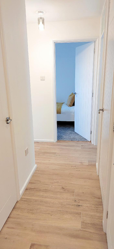 Others 3, Modern 2 BR Apartment near Town, Suffolk