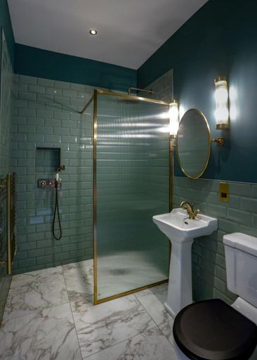 Bathroom 2, The Bedford Inn, Kent