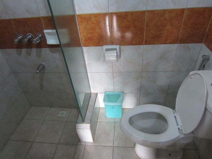 Bathroom 13