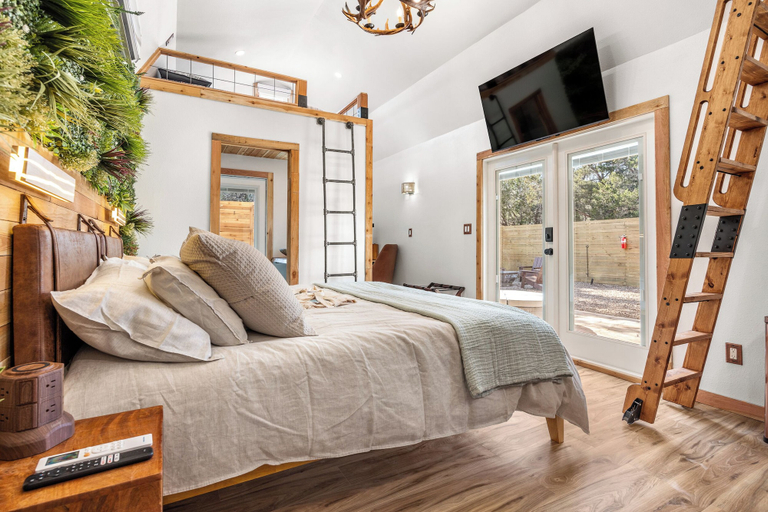 Bedroom 3, Romantic Luxury Retreat-hot/cold pool & sauna, Hays