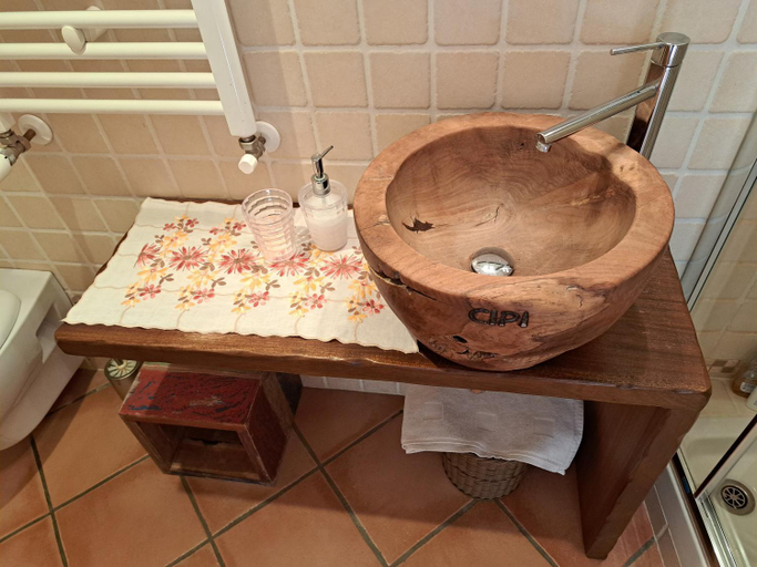 Bathroom 3, La Fantesca, L'Aquila