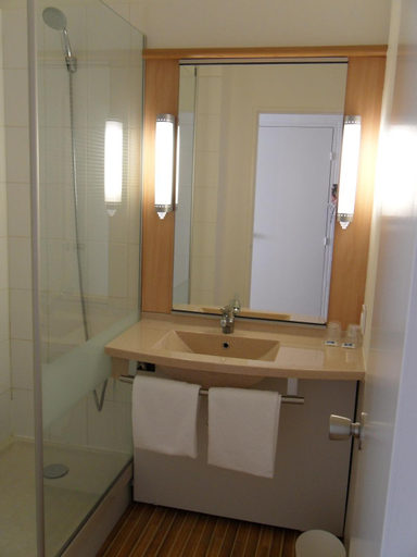 Bathroom, Ibis Budget Poitiers Site Du Futuroscope, Vienne