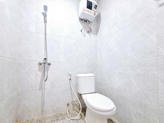 Bathroom 3, RedDoorz near Stasiun Kediri, Kediri
