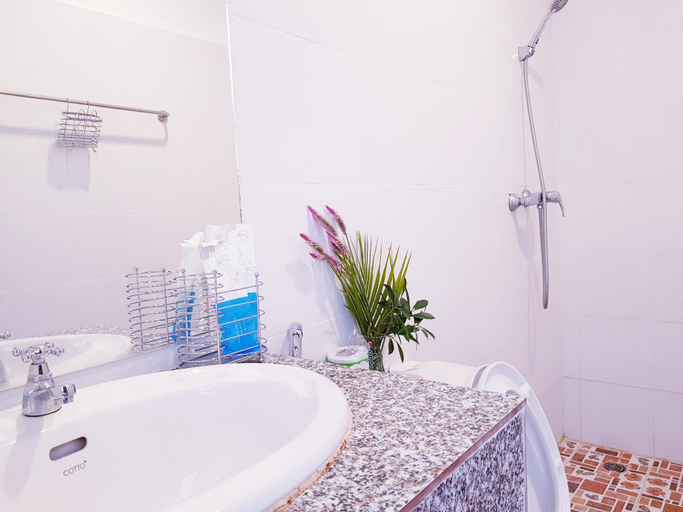 Bathroom, Simon Riverside Hotel, Vangvieng