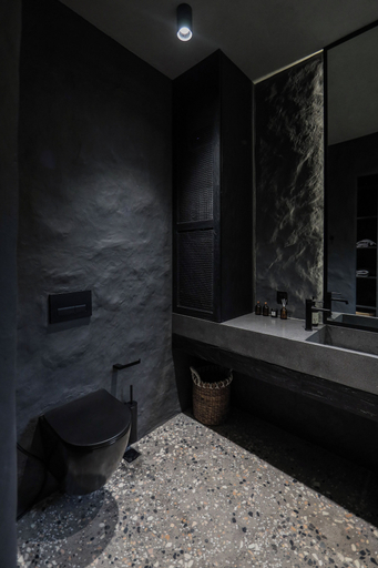 Bathroom 4, Predmet Padonan, Badung
