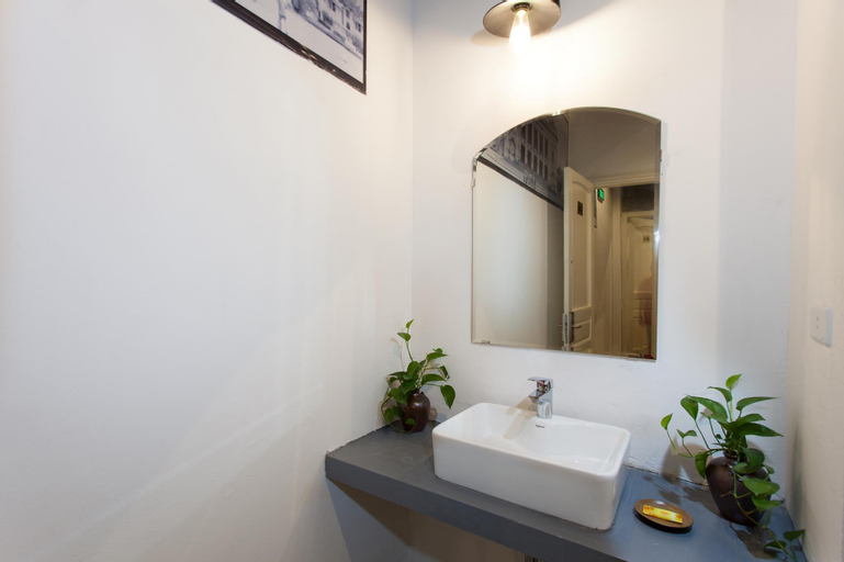 Bathroom 11