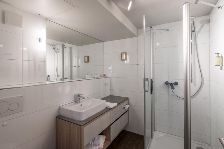 Bathroom 2, stattHotel Weimar, Weimar