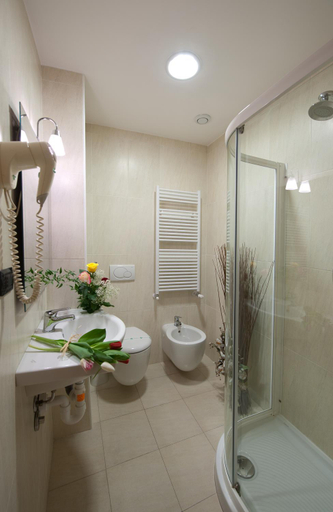 Bathroom 4, Hotel Ristorante Tre Leoni, Varese