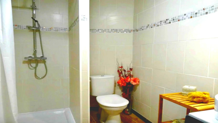 Bathroom 2, Les Flots De Ma Vie Chambres D Hotes et tipi Florence Et Virginie Gossin, Charente-Maritime