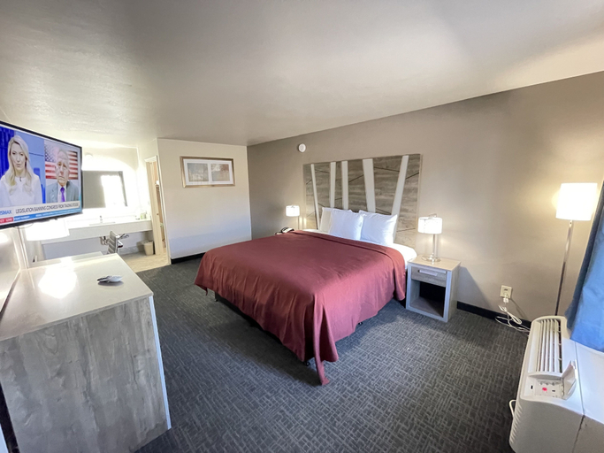 Bedroom 2, Excellent Inn & Suites, Adams