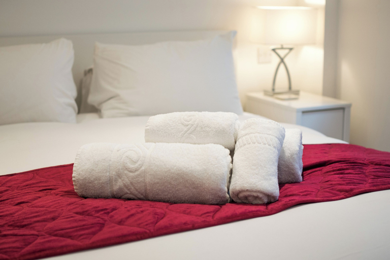 Bedroom 2, 1BD Modern City Oasis: Near London Attractions, London